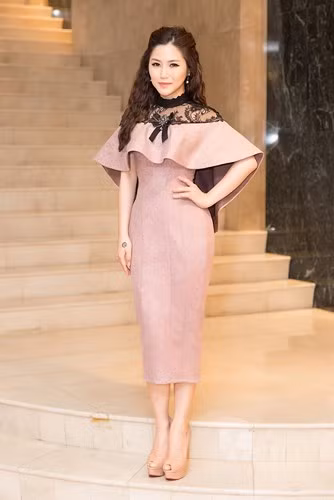  Hương Tràm quyến rũ đầy thu hút với giày Louboutin và đầm hồng.