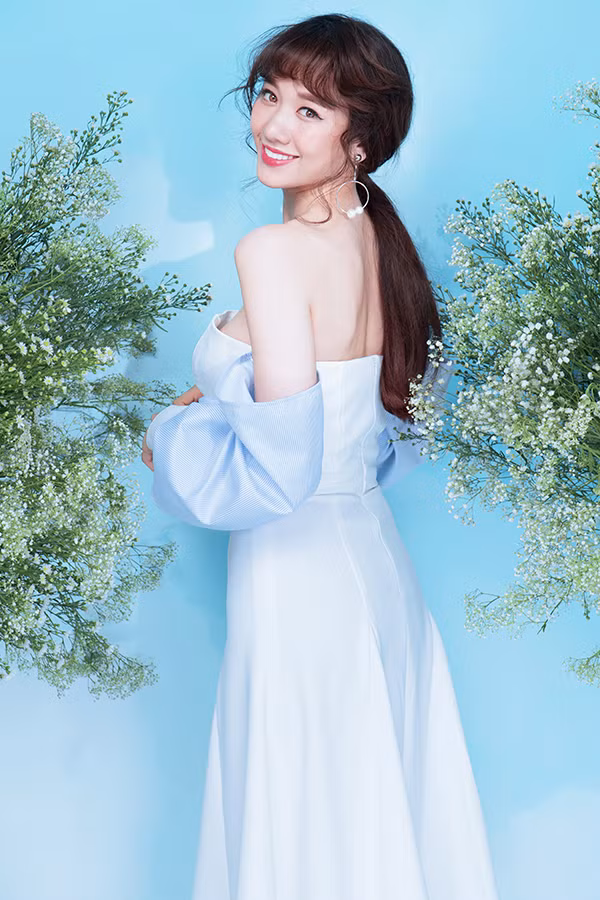  Bên cạnh các kiểu váy sơ mi, chân váy midi tiện lợi trong việc mix đồ là những bộ cánh giúp bạn gái trẻ trung hơn trong các buổi tiệc nhẹ.