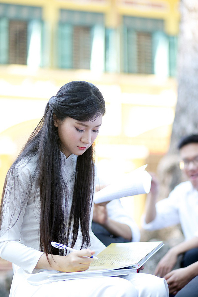 Viết vội những dòng lưu bút, ghi lại kỉ niệm suốt 3 năm được khoác lên mình màu áo của THPT Chu Văn An.