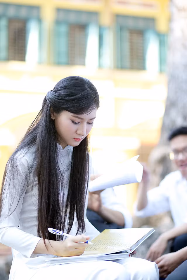 Viết vội những dòng lưu bút, ghi lại kỉ niệm suốt 3 năm được khoác lên mình màu áo của THPT Chu Văn An.