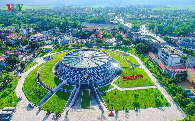 Bảo tàng được thiết kế hình nón cụt, bên trong chứa nhiều mô hình, khối tượng sinh động và gần 1.000 tài liệu, hiện vật, ảnh… khái quát sắc nét cuộc kháng chiến chống thực dân Pháp của quân và dân ta.