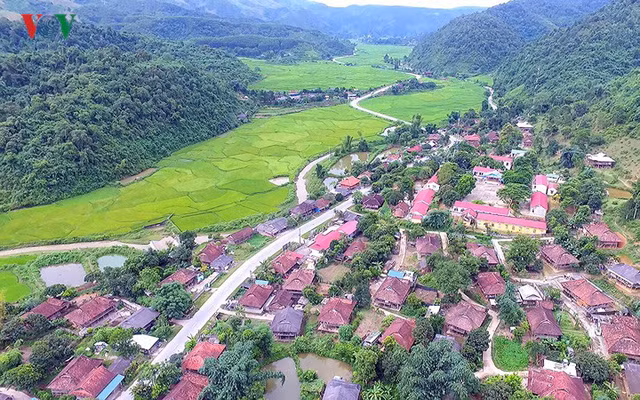 Do nằm trên tuyến đường Quốc lộ 12, nên xã Mường Pồn có nhiều điều kiện thuận tiện trong việc thông thương, giao lưu buôn bán. Hiện các thôn, bản đều đã có đường liên thôn, liên bản thông suốt, đời sống người dân không ngừng được nâng lên.