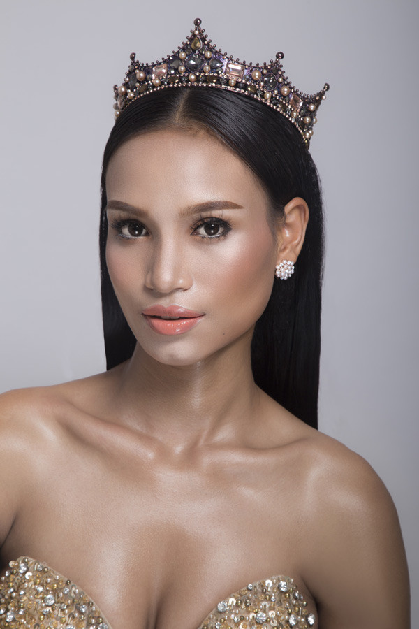 Với nước da đặc biệt, cô phải chọn màu son phù hợp để tôn được vẻ đẹp cá tính, gợi cảm.