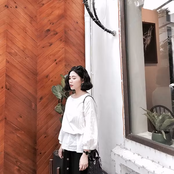  Áo trắng chất thô vừa mát lại có thể mix đa dạng với chân váy, quần ống suông, phù hợp với nhiều hoàn cảnh công việc, đi làm hay đi chơi.