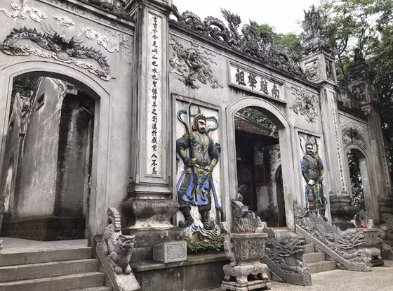  Đền Thượng, theo truyền thuyết các Vua Hùng thường lên tiến hành các nghi lễ, tín ngưỡng của cư dân nông nghiệp thờ trời đất, thờ thần lúa, cầu mong mưa thuận gió hòa, mùa màng tươi tốt, nhân khang vật thịnh. Ngoài cổng đền có dòng đại tự: 