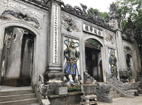  Đền Thượng, theo truyền thuyết các Vua Hùng thường lên tiến hành các nghi lễ, tín ngưỡng của cư dân nông nghiệp thờ trời đất, thờ thần lúa, cầu mong mưa thuận gió hòa, mùa màng tươi tốt, nhân khang vật thịnh. Ngoài cổng đền có dòng đại tự: 