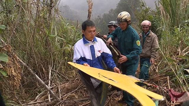  Anh A Chải (người ngoài cùng bên trái) và các thành viên Đội cứu hộ trong một lần cứu hộ trên đèo Lò Xo.