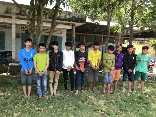 10 nghi phạm liên quan đến vụ truy sát. Trong đó, Trần Minh Khánh (thứ 5 từ trái qua) được xác định là người cầm đầu. Ảnh: Công an cung cấp