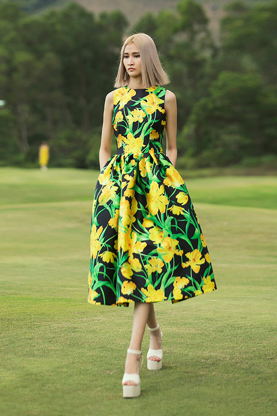 Từng ghi dấu ấn bằng các hoạ tiết hoa cúc, hoa hồng, lần này nhà mốt Việt đưa hình ảnh bông hoa tulip biểu tượng của châu Âu cùng thông điệp về tình yêu, sự bình yên, sang trọng vào các mẫu váy mới.
