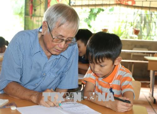 Ông Ngô Tùng Bích hướng dẫn học sinh tại lớp học "đặc biệt" của mình. Ông Ngô Tùng Bích hướng dẫn học sinh tại lớp học
