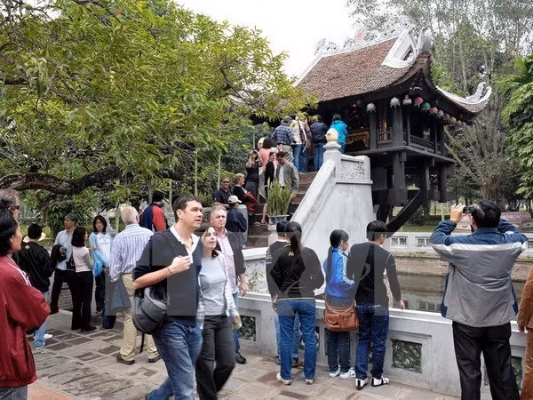  Du khách tham quan Chùa Một Cột. (Nguồn: TTXVN)