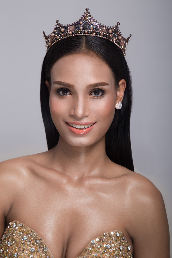 H'Ăng Niê khuyên các bạn gái da nâu nên chọn son màu cam sữa trong, đánh phấn nền mỏng để có gương mặt tươi tắn, tràn đầy sức sống.