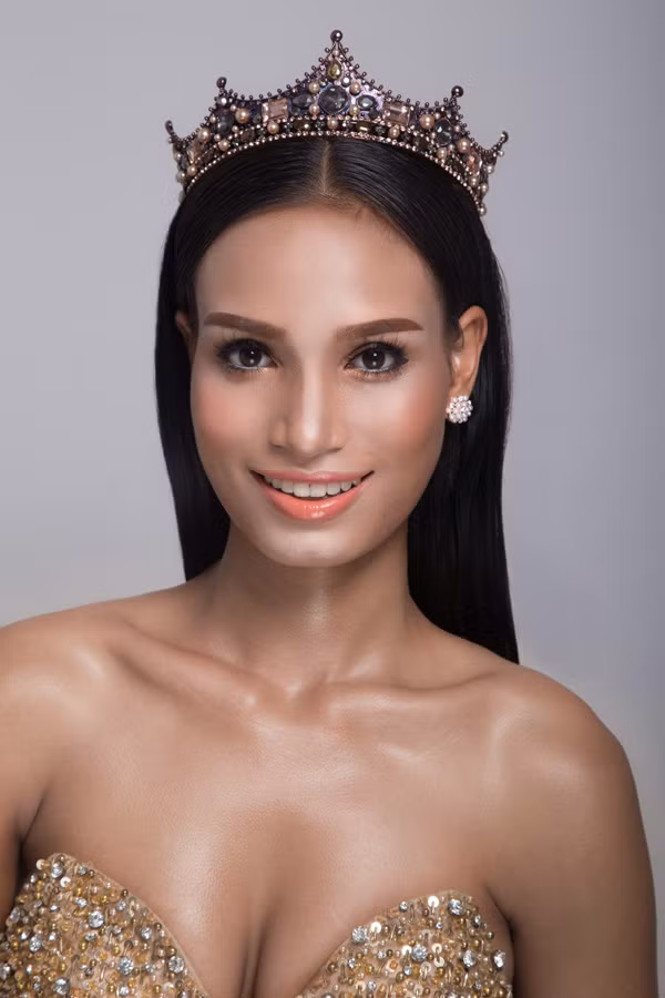 H'Ăng Niê khuyên các bạn gái da nâu nên chọn son màu cam sữa trong, đánh phấn nền mỏng để có gương mặt tươi tắn, tràn đầy sức sống.