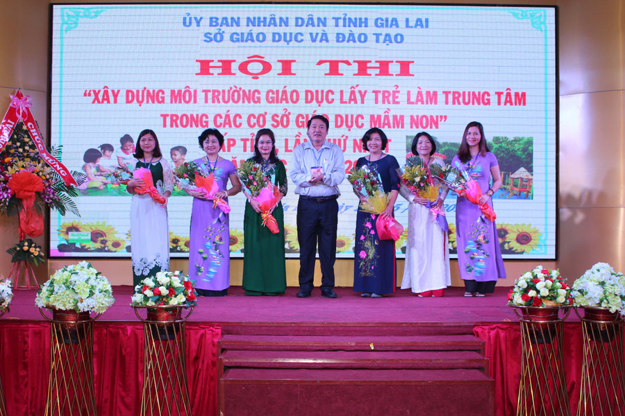 Ông Nguyễn Tư Sơn-Giám đốc Sở Giáo dục và Đào tạo, Trưởng Ban tổ chức tặng hoa cho Ban giám khảo hội thi. Ảnh: N.G