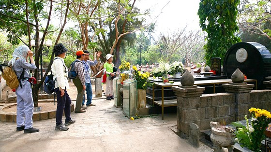 Du khách viếng mộ nữ anh hùng Võ Thị Sáu Du khách viếng mộ nữ anh hùng Võ Thị Sáu