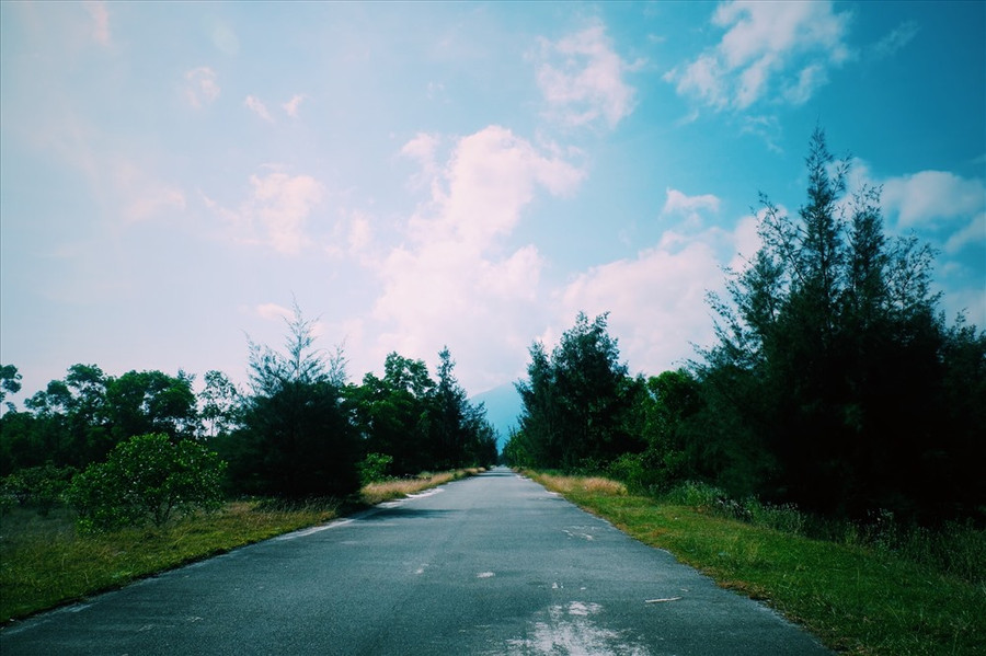 Con đường xinh xắn nép mình bên bờ Lập An.