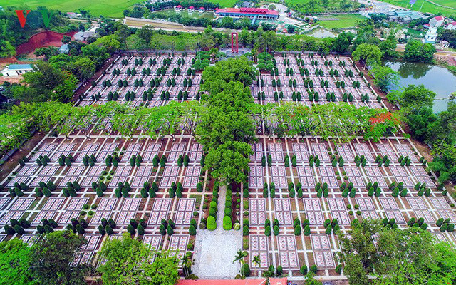 Nghĩa trang Liệt sỹ Độc Lập nằm gần khu Di tích đồi Độc Lập với hơn 2400 mộ, tổng diện tích 3,3ha. Vào những dịp lễ, tết và đặc biệt là ngày thương binh liệt sỹ 27/7, tại đây luôn có hàng ngàn người từ khắp nơi đổ về thắp hương tưởng niệm các anh hùng liệt sỹ.