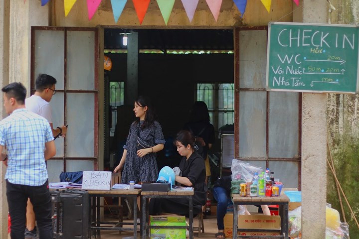 Ngay sau khi đặt chân đến My Hill, bạn sẽ được nhân viên hướng dẫn cách làm thủ tục thuê lều trại và các vật dụng cần thiết tại bàn check in.