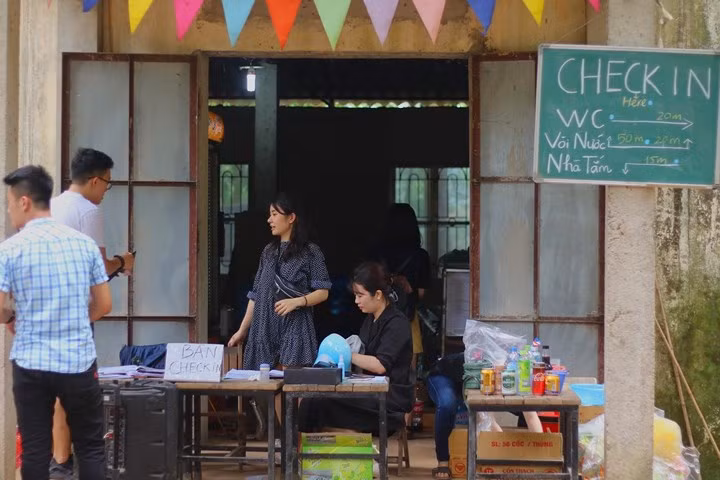 Ngay sau khi đặt chân đến My Hill, bạn sẽ được nhân viên hướng dẫn cách làm thủ tục thuê lều trại và các vật dụng cần thiết tại bàn check in.