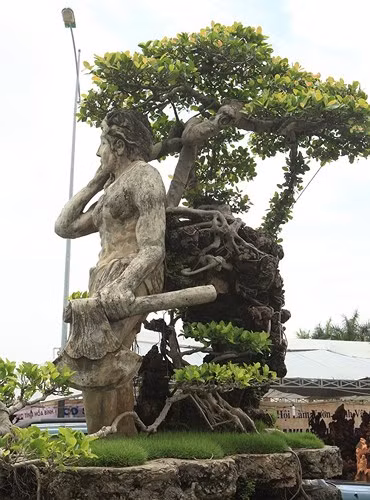 Tác phẩm độc đáo này được ông Thạo báo giá hơn 4 tỷ đồng. Ông Thạo cho biết, tác phẩm đã được Ngệ nhân Nguyễn Gia Thọ (Hà Nội) mua để trên tầng 8 của một tòa nhà trên phố Nghi Tàm.