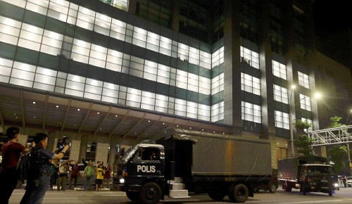  Xe cảnh sát ngoài chung cư Pavilion Residences hôm 18/5. Ảnh: NST.