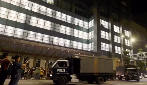  Xe cảnh sát ngoài chung cư Pavilion Residences hôm 18/5. Ảnh: NST.