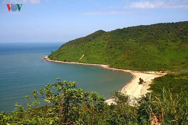 Có những đoạn tàu đi sát ra biển, ở trên tàu có thể nhìn thấy biển ngay phía dưới