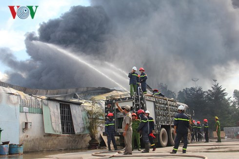 Cảnh sát PCCC nỗ lực dập lửa.