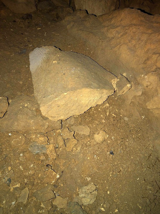 Tảng đá có hình mũi tên tìm thấy trong hang, nơi được cho là có kho báu. Tảng đá có hình mũi tên tìm thấy trong hang, nơi được cho là có kho báu.