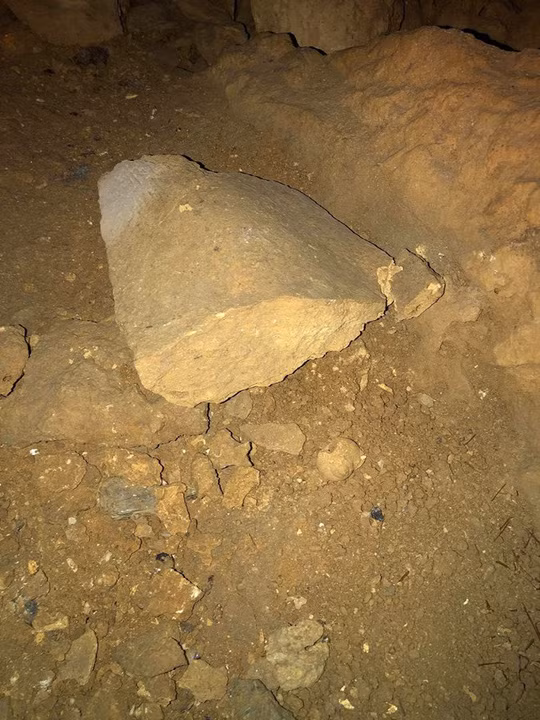 Tảng đá có hình mũi tên tìm thấy trong hang, nơi được cho là có kho báu.