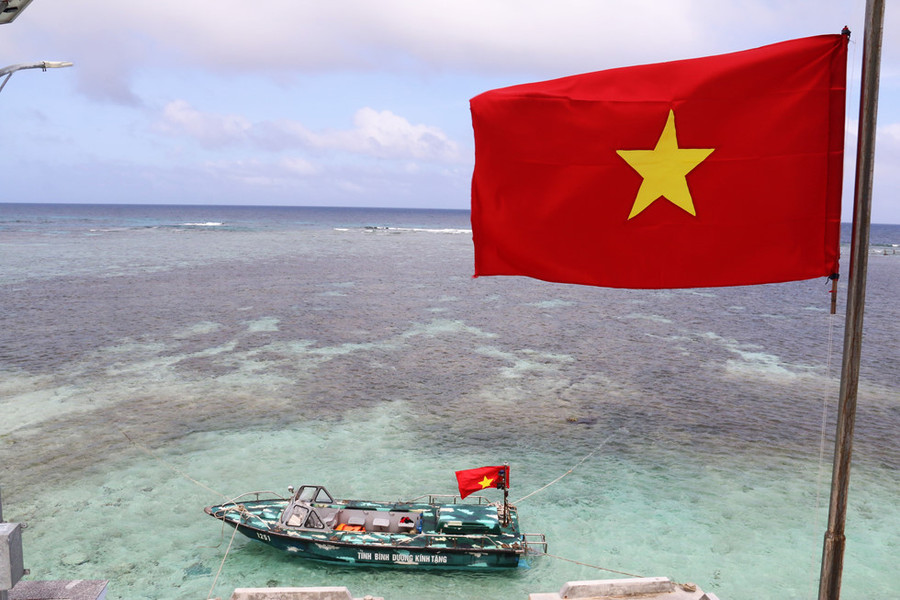  Cờ Tổ quốc luôn đỏ chói khẳng định chủ quyền trên đảo