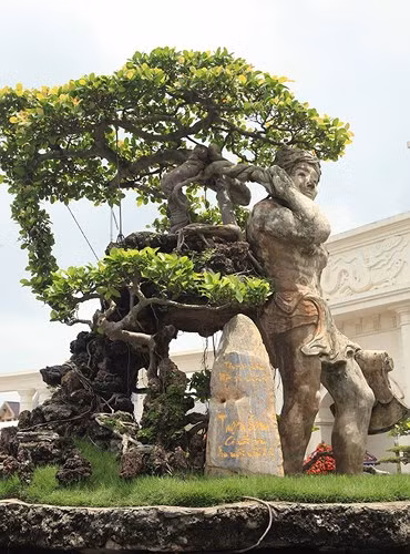  Ông Nguyễn Văn Thạo (TP Hải Dương), chủ nhân của tác phẩm cho biết, ý tưởng bắt nguồn từ câu chuyện cổ tích Thạch Sanh có nồi cơm ăn mãi vẫn đầy và từ chính câu chuyện của đời mình.