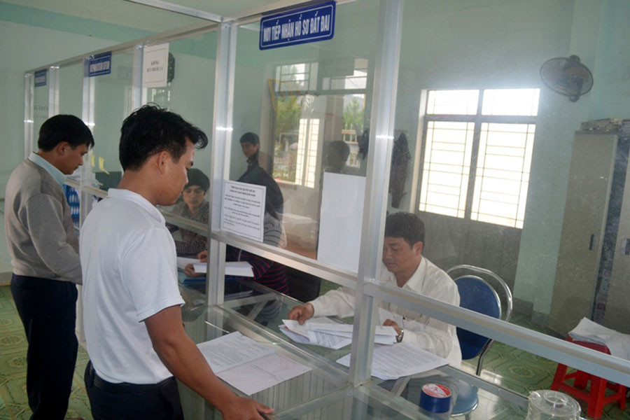 Làm thủ tục cấp giấy chứng nhận quyền sử dụng đất.Ảnh: L.N