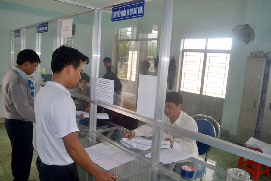 Làm thủ tục cấp giấy chứng nhận quyền sử dụng đất.Ảnh: L.N