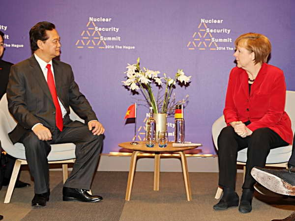 Thủ tướng Nguyễn Tấn Dũng gặp Thủ tướng Đức Angela Merkel bên lề Hội nghị.  Thủ tướng Nguyễn Tấn Dũng gặp Thủ tướng Đức Angela Merkel bên lề Hội nghị.