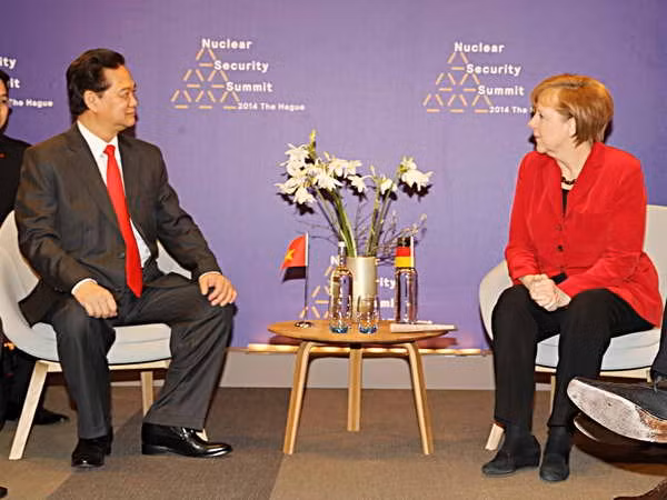  Thủ tướng Nguyễn Tấn Dũng gặp Thủ tướng Đức Angela Merkel bên lề Hội nghị.