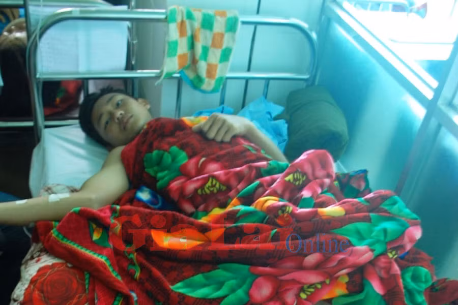  Em Nguyễn Văn Lâm đang điều trị tại bệnh viện. Ảnh: Hoành Sơn