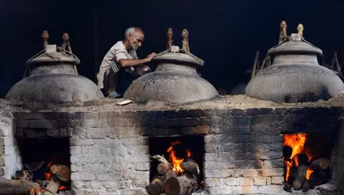 Một xưởng sản xuất nước hoa ở Kannauj.