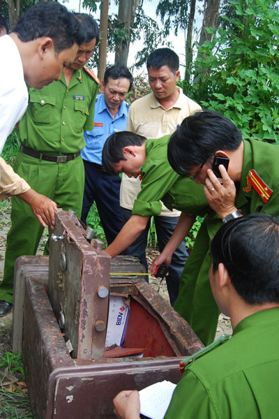 CA TP Pleiku đang khám nghiệm, điều tra hiện trường vụ trộm két tại Cty CP Xi măng Gia Lai. Ảnh: Ô Châu CA TP Pleiku đang khám nghiệm, điều tra hiện trường vụ trộm két tại Cty CP Xi măng Gia Lai