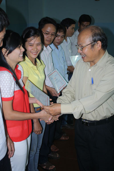 Trao chứng nhận cho các học viên. Ảnh: Lê Nam