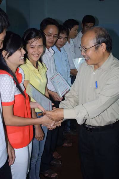 Trao chứng nhận cho các học viên. Ảnh: Lê Nam