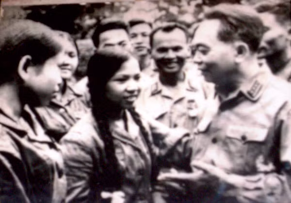 Bà Thừa chụp ảnh lưu niệm cùng Đại tướng Võ Nguyên Giáp (ảnh chụp lại).