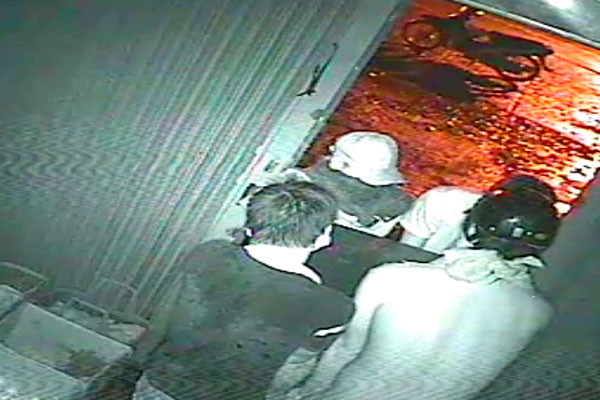 Từ sự sơ hở của gia đình nên nhóm trộm két sắt ung dung mở cửa, bưng cả két sắt đi (ảnh chụp từ camera giám sát). Ảnh: Ô Châu Từ sự sơ hở của gia đình nên nhóm trộm két sắt ung dung mở cửa, bưng cả két sắt đi (ảnh chụp từ camera giám sát)