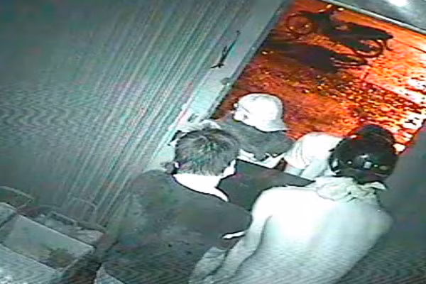 Từ sự sơ hở của gia đình nên nhóm trộm két sắt ung dung mở cửa, bưng cả két sắt đi (ảnh chụp từ camera giám sát)