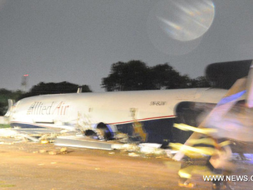 Máy bay rơi bên ngoài sân bay