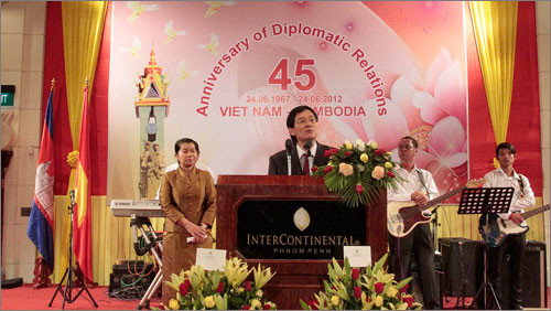 Đại sứ đặc mệnh toàn quyền Việt Nam tại Campuchia Ngô Anh Dũng đọc diễn văn chào mừng Đại sứ đặc mệnh toàn quyền Việt Nam tại Campuchia Ngô Anh Dũng đọc diễn văn chào mừng