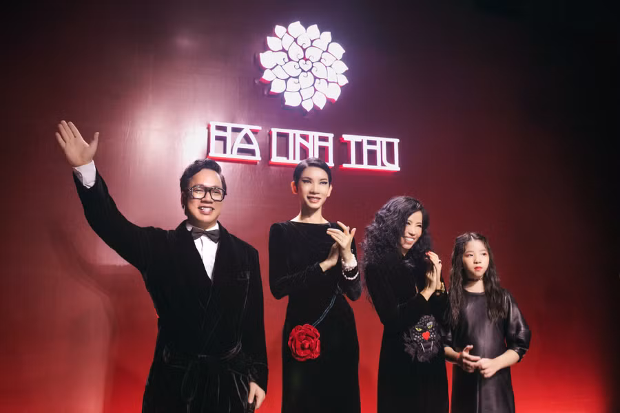 Giữ vai trò sản xuất và đạo diễn catwalk, Xuân Lan cho biết Hà Linh Thư là một nhà thiết kế tâm huyết khi đưa những giá trị thực tại vào các sáng tạo của mình. 