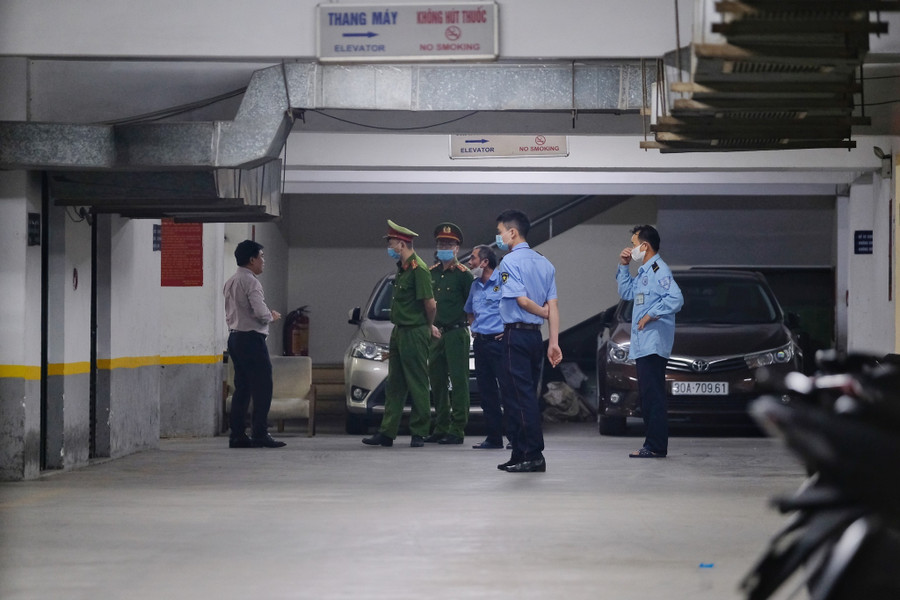 Công an khám xét trụ sở Công ty chứng khoán Trí Việt hồi tháng 4.2022. Ảnh: TRẦN CƯỜNG