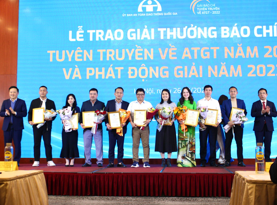 Tác giả Nguyễn Lê Minh Triều (Báo Gia Lai, thứ 6 từ trái sang) đạt giải 3 tại cuộc thi. Ảnh: Minh Nguyễn Trao giải cho các tác giả đạt giải 3 tại cuộc thi. Ảnh: Minh Nguyễn