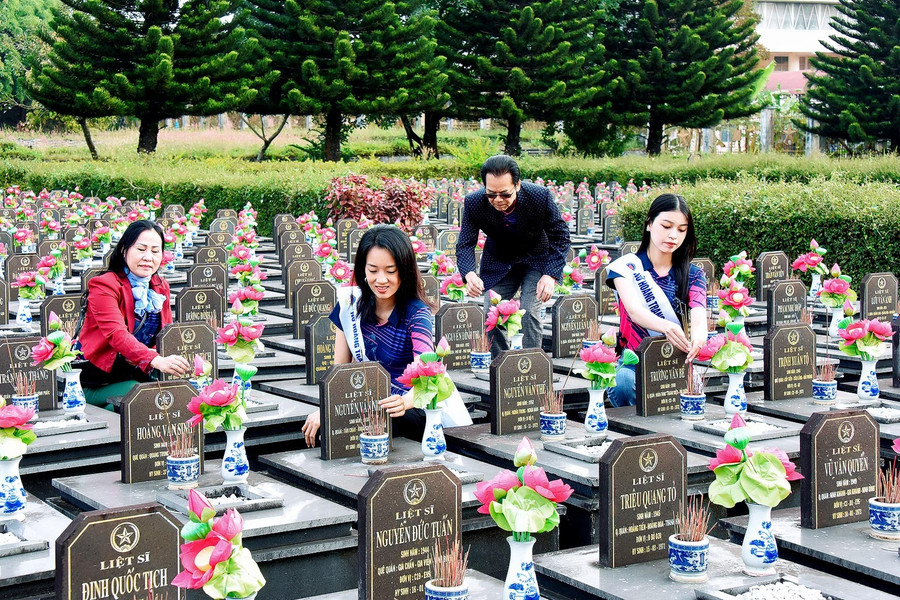 Các thí sinh thắp hương viếng các phần mộ liệt sĩ tại Nghĩa trang Liệt sĩ tỉnh Gia Lai. Ảnh: Đức Thụy Các thí sinh thắp hương viếng các phần mộ liệt sĩ tại Nghĩa trang Liệt sĩ tỉnh Gia Lai. Ảnh: Đức Thụy